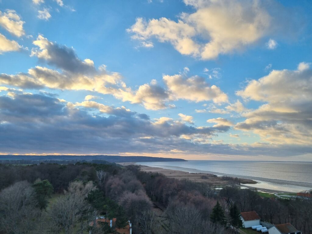 Rozległa panorama Fromborka i Zalewu Wiślanego widziana z tarasu widokowego na Wieży Radziejowskiego.