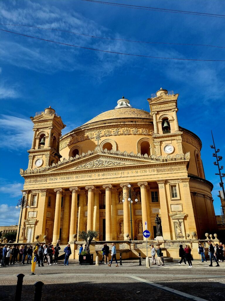Fasada i potężna kopuła Rotundy w Moście – jednego z największych kościołów na Malcie.
