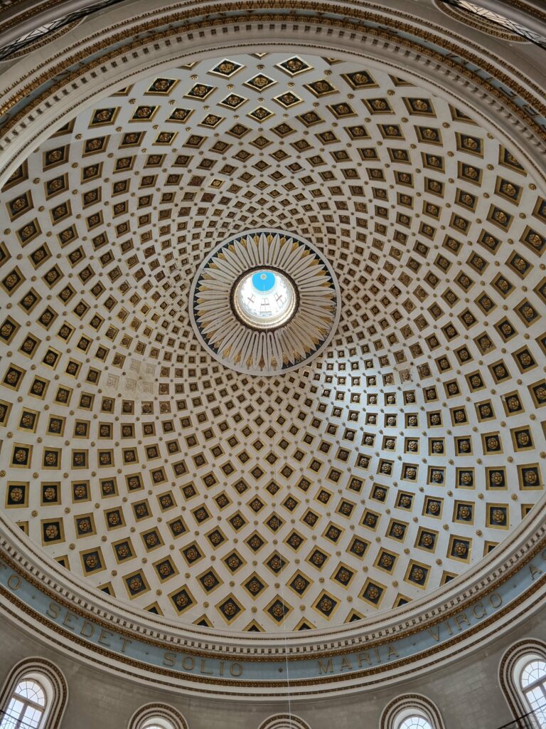 Gigantyczna kopuła Rotundy w Moście, jedna z największych niepodpartych kopuł w Europie.