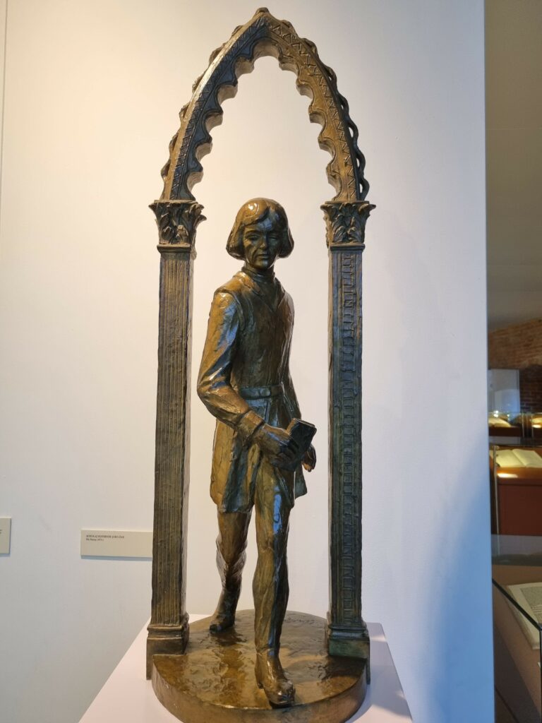 Zabytkowa rzeźba w ramach ekspozycji sztuki dawnej w dawnym Pałacu Biskupim, obecnym Muzeum Mikołaja Kopernika we Fromborku.