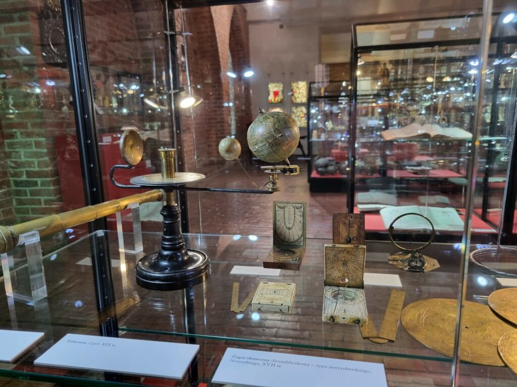 Drogocenne artefakty i historyczne skarby wyeksponowane w gablotach Muzeum Mikołaja Kopernika we Fromborku.