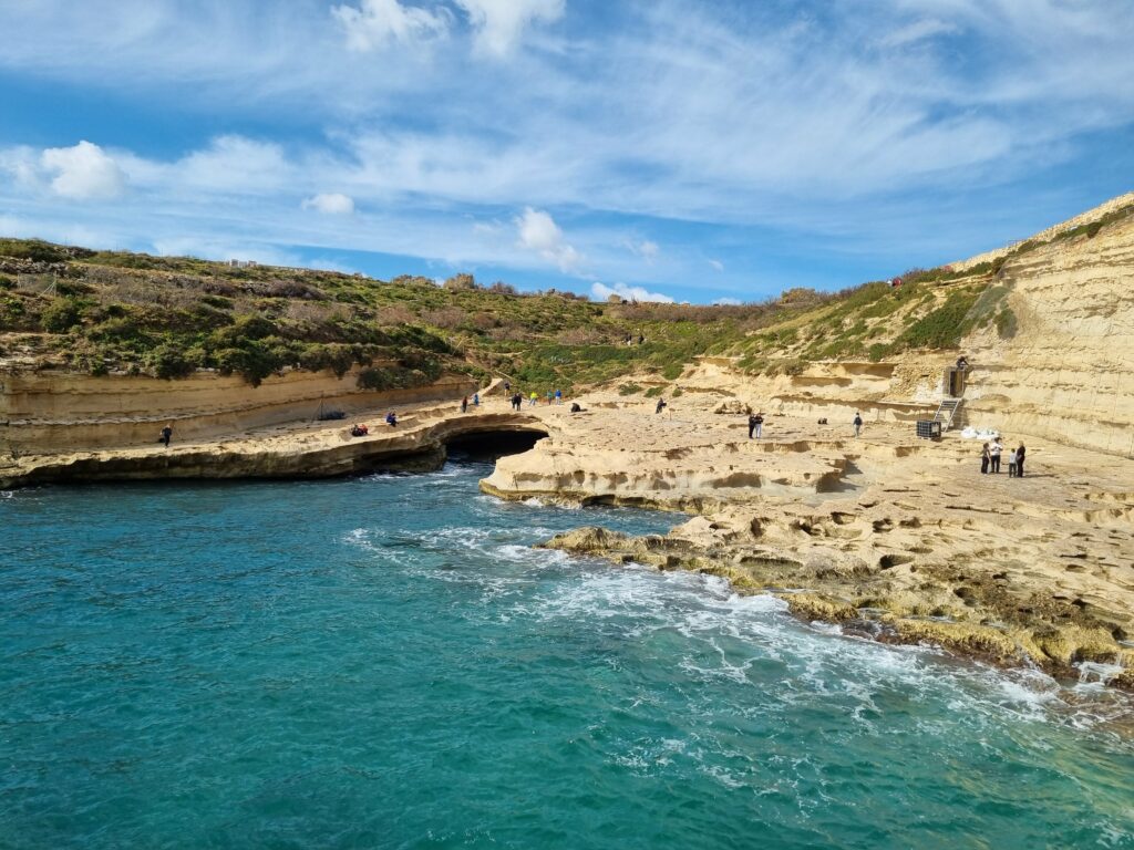 Naturalny basen skalny St. Peter’s Pool na Malcie z turkusową wodą i wapiennymi klifami.