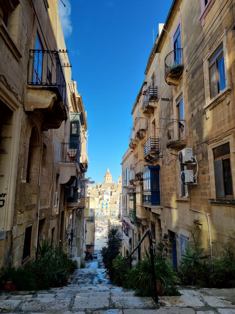 Wąska, kamienna uliczka w historycznym Birgu (Vittoriosa) w Trzech Miastach na Malcie.