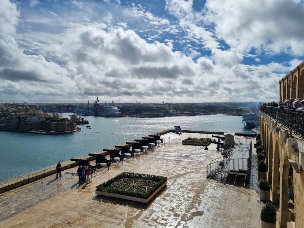 Panorama Grand Harbour i Trzech Miast widziana z Upper Barrakka Gardens w Valletcie na Malcie.