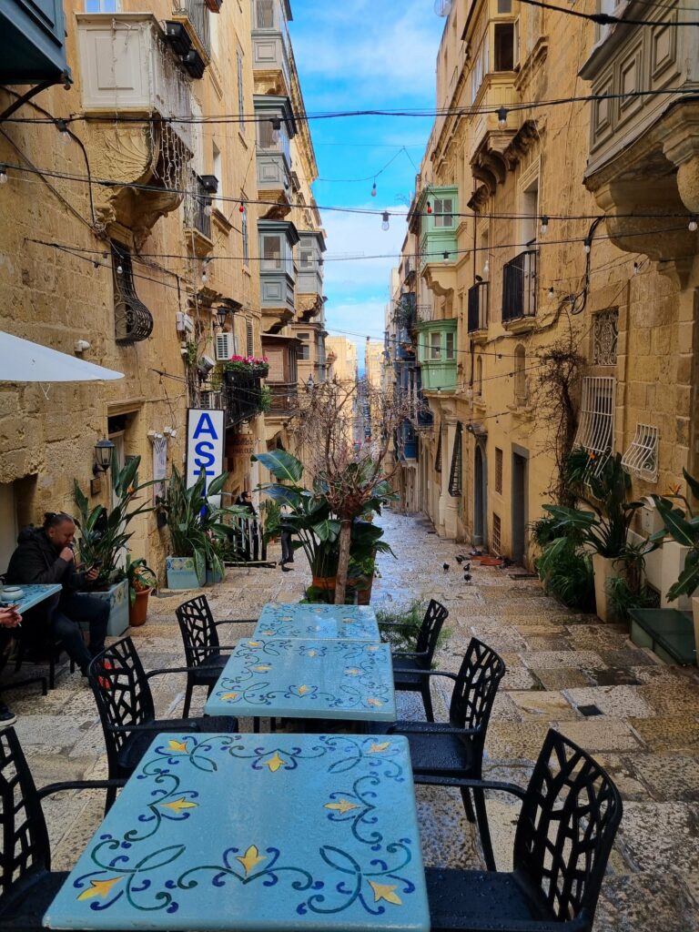 Charakterystyczne kolorowe balkony (gallarija) na fasadach kamienic w wąskich uliczkach Valletty.