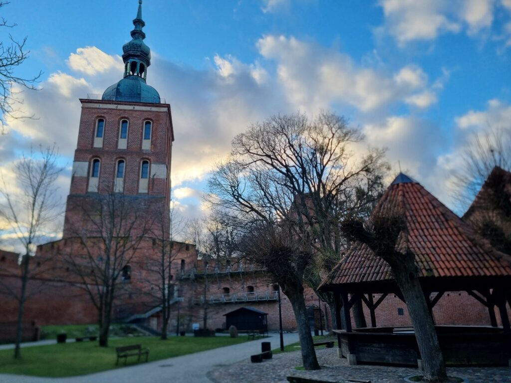 Majestatyczna, ceglana Wieża Radziejowskiego na Wzgórzu Katedralnym we Fromborku.