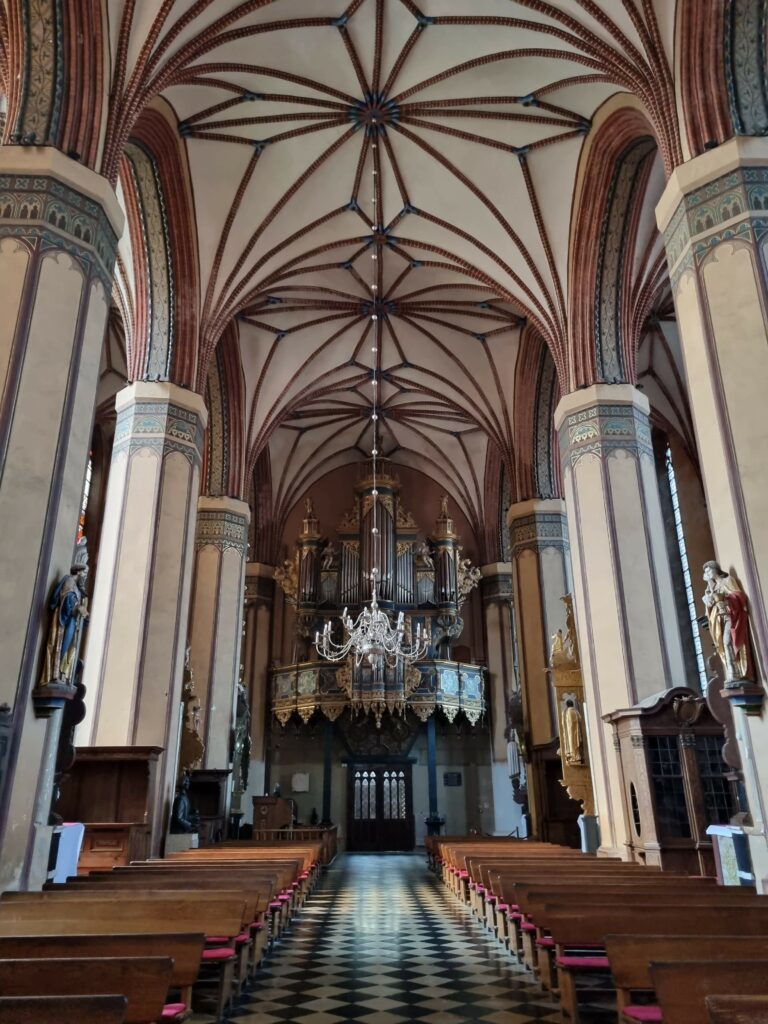 Zabytkowe, barokowe organy we wnętrzu gotyckiej Bazyliki Archikatedralnej na Wzgórzu Katedralnym we Fromborku.