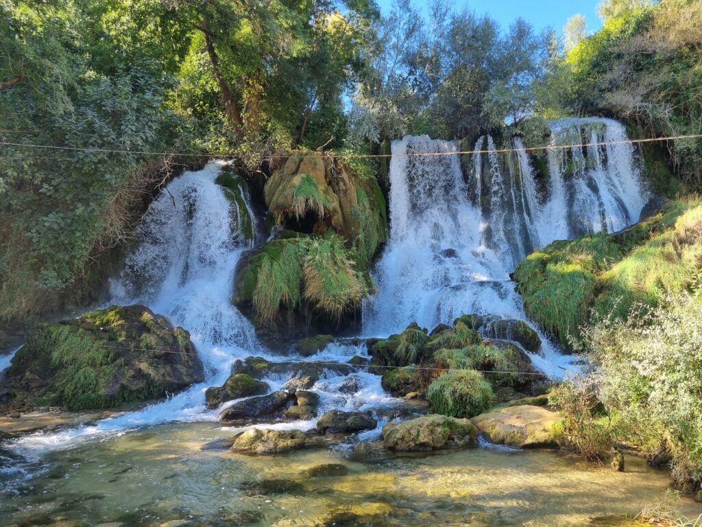 Wodospady Kravica, nazywane bośniacką dżunglą, to idealne miejsce na kąpiel i odpoczynek w sercu natury.