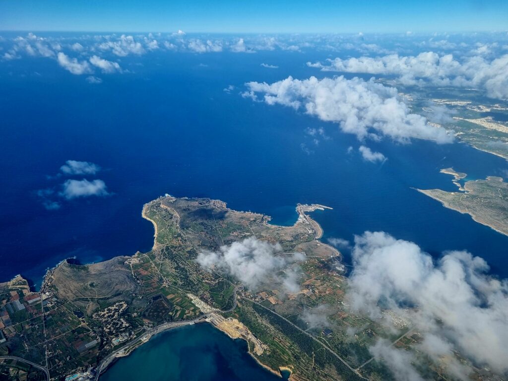 Widok z lotu ptaka na wyspy Gozo, Comino i północne wybrzeże Malty pośrodku Morza Śródziemnego.
