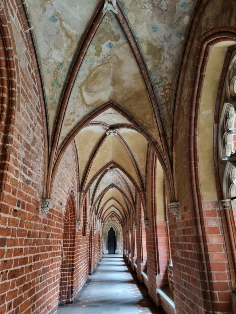 Gotyckie krużganki na Zamku w Malborku.
