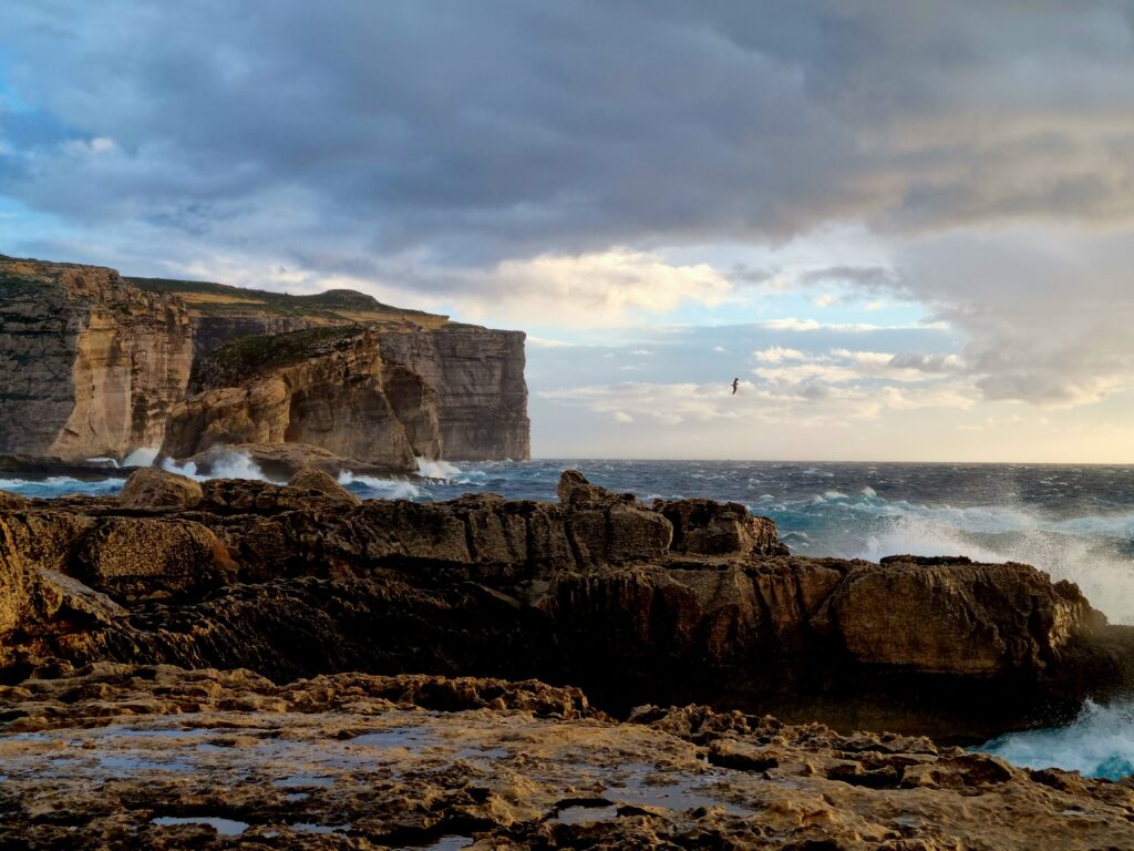 Zatoka Dwejra na Gozo – unikalny krajobraz geologiczny i najciekawsze atrakcje wyspy