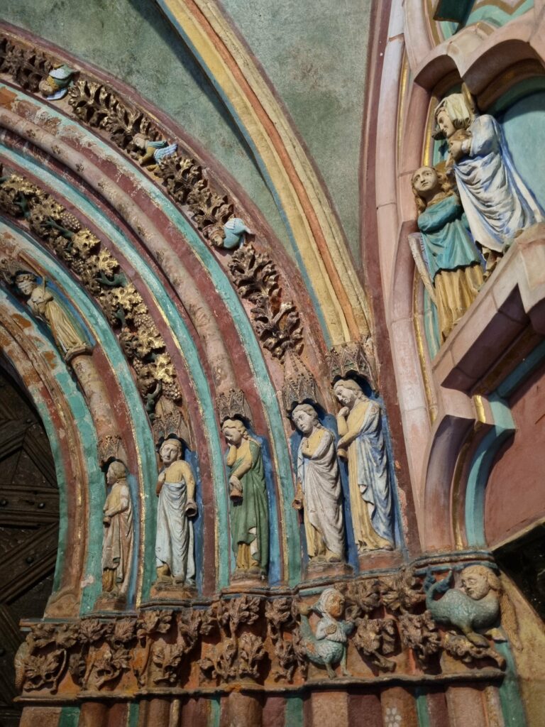 Zbliżenie na polichromowane, rzeźbione postacie Panien Mądrych i Głupich na gotyckiej Złotej Bramie w malborskim zamku.