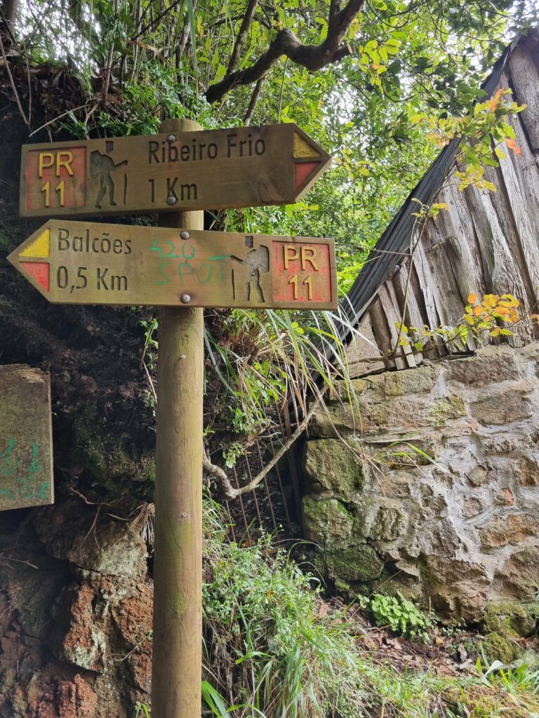 Drewniany znak turystyczny wskazujący kierunek szlaku Vereda dos Balcões (PR11) w miejscowości Ribeiro Frio.