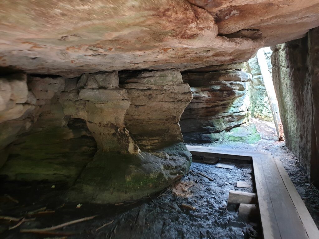 Wąska szczelina w labiryncie Błędne Skały