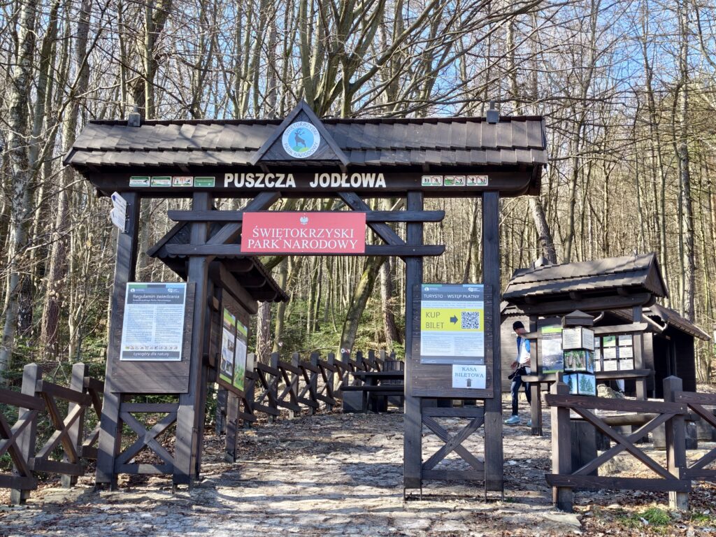 Drewniana brama wejściowa do Świętokrzyskiego Parku Narodowego na początku niebieskiego szlaku w Nowej Słupi.