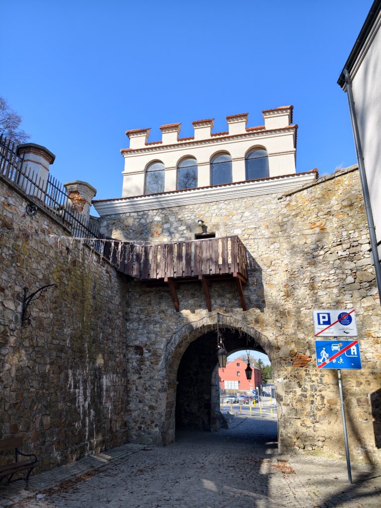 Widok na zabytkową, murowaną Bramę Warszawską w Opatowie, jedyną zachowaną bramę miejską z XVI wieku.