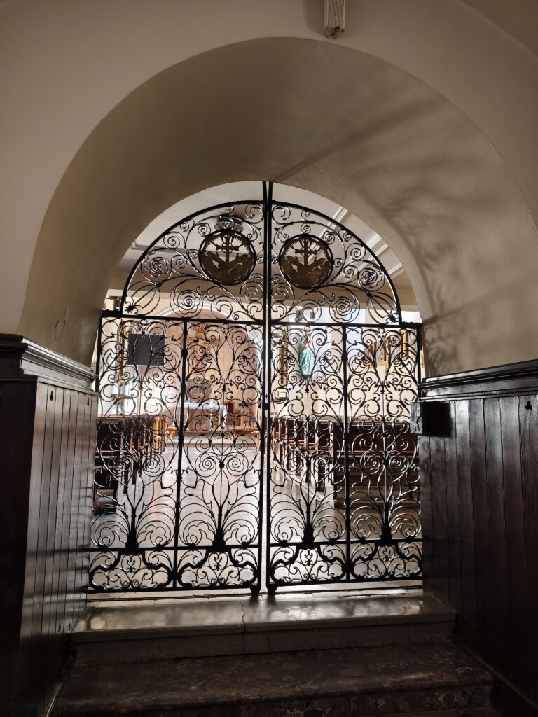 Historyczna brama wejściowa prowadząca do kaplicy na terenie zespołu klasztornego w Świętej Katarzynie.