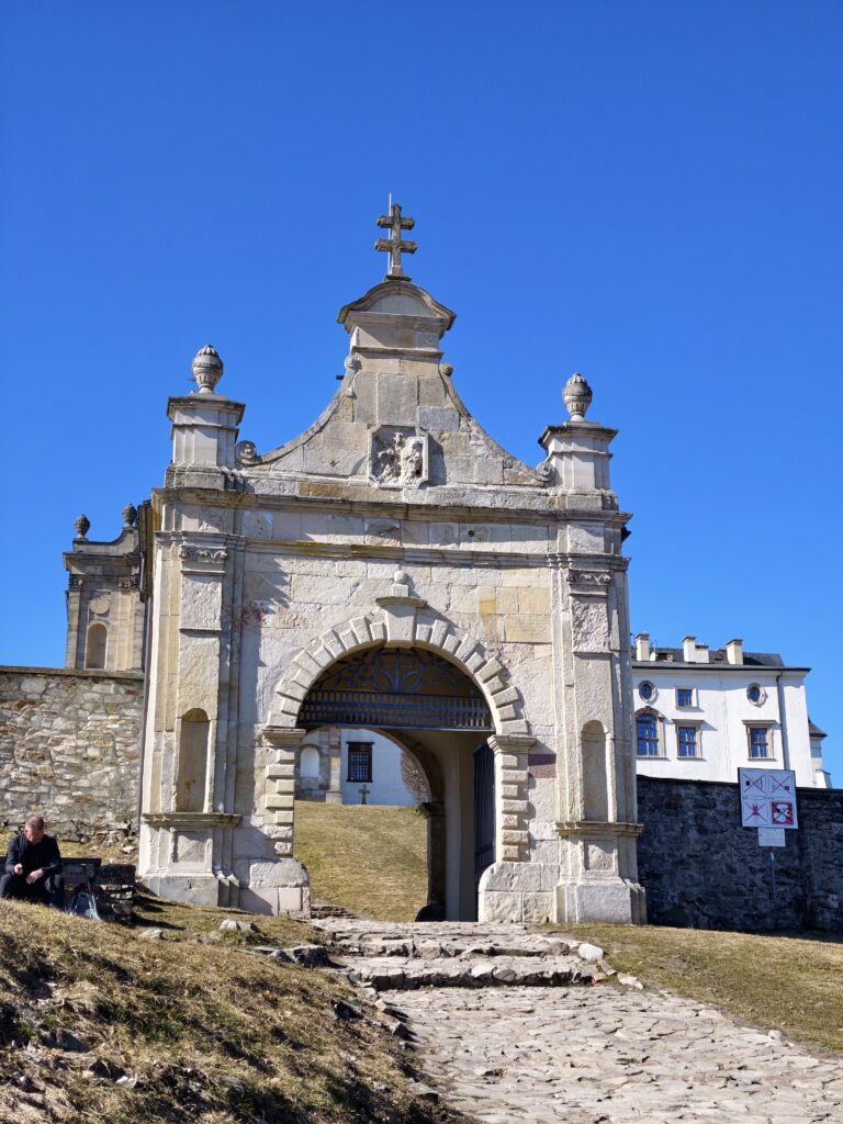 Zabytkowa brama wschodnia prowadząca na dziedziniec klasztoru na szczycie Łysej Góry.