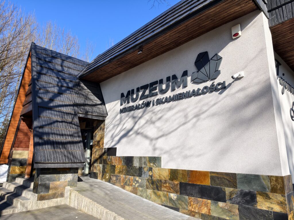 Zewnętrzny budynek Muzeum Minerałów i Skamieniałości w Świętej Katarzynie, tuż przy szlaku na Łysicę.