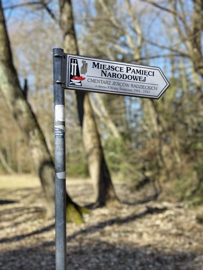 Metalowy drogowskaz wskazujący ścieżkę na Cmentarz i do Pomnika Ofiar Hitleryzmu na polanie przy Łysej Górze.