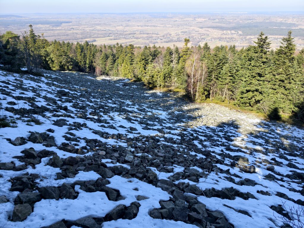 Widok z metalowej platformy na rozległe gołoborze na północnym stoku Łysej Góry.