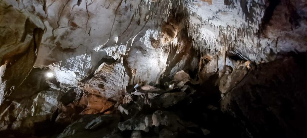 Zbliżenie na stalagmity i perły jaskiniowe tworzące unikalne formy krasowe wewnątrz Jaskini Raj.