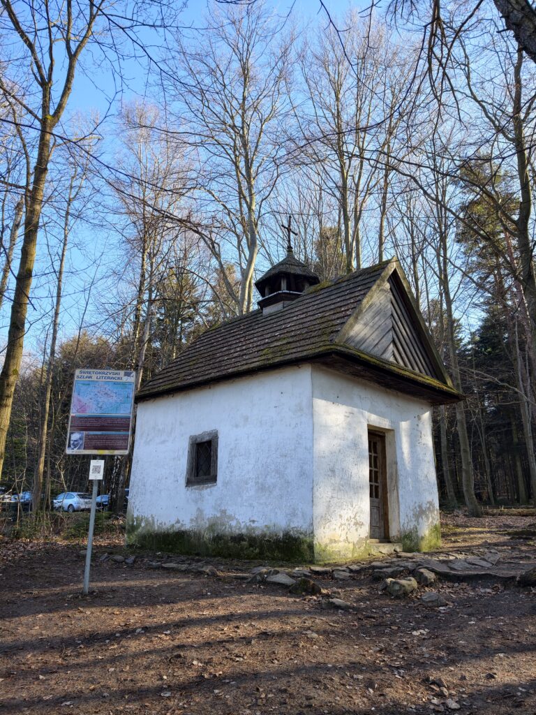Murowana Kapliczka Żeromskiego na skraju Puszczy Jodłowej przy wejściu na czerwony szlak na Łysicę.