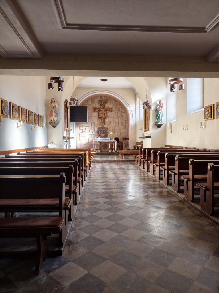 Zabytkowy Klasztor Bernardynek w Świętej Katarzynie obok wejścia na szlak na Łysicę.