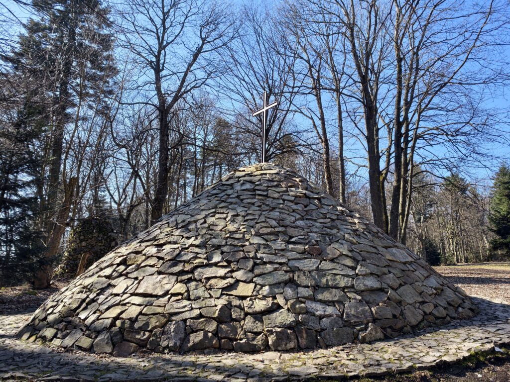 Pamiątkowy Kopiec Czartoryskich usypany z kamieni, znajdujący się w pobliżu klasztoru na Łysej Górze.