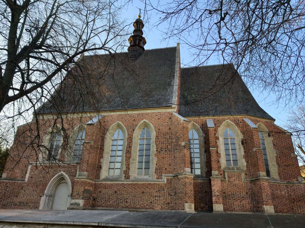 Fasada gotyckiego kościoła fary pod wezwaniem świętego Władysława w Szydłowie, wzniesionego z czerwonej cegły przez Kazimierza Wielkiego.