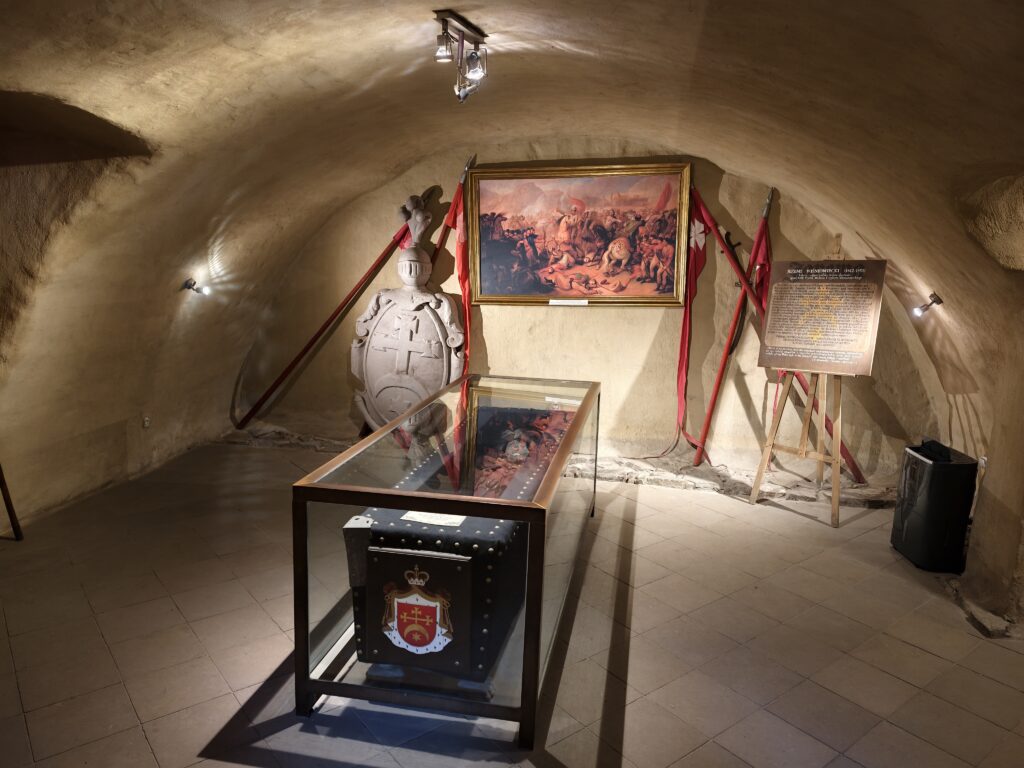 Przeszklona trumna z mumią księcia Jeremiego Wiśniowieckiego w podziemiach klasztoru na Świętym Krzyżu.