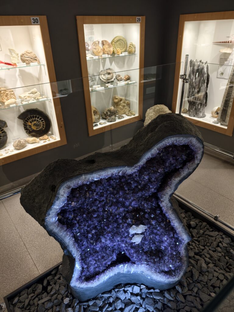 Ogromny, 100-kilogramowy kryształ górski w Muzeum Minerałów i Skamieniałości w Świętej Katarzynie.