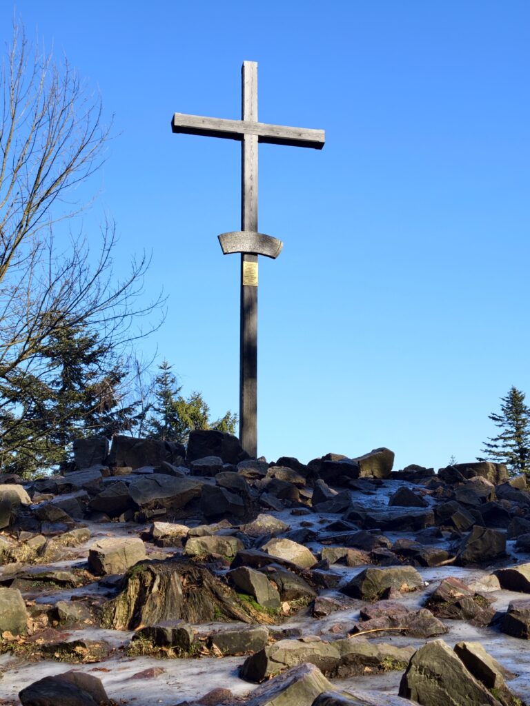 Replika krzyża na szczycie Łysicy i charakterystyczne świętokrzyskie gołoborze z kwarcytowych głazów.