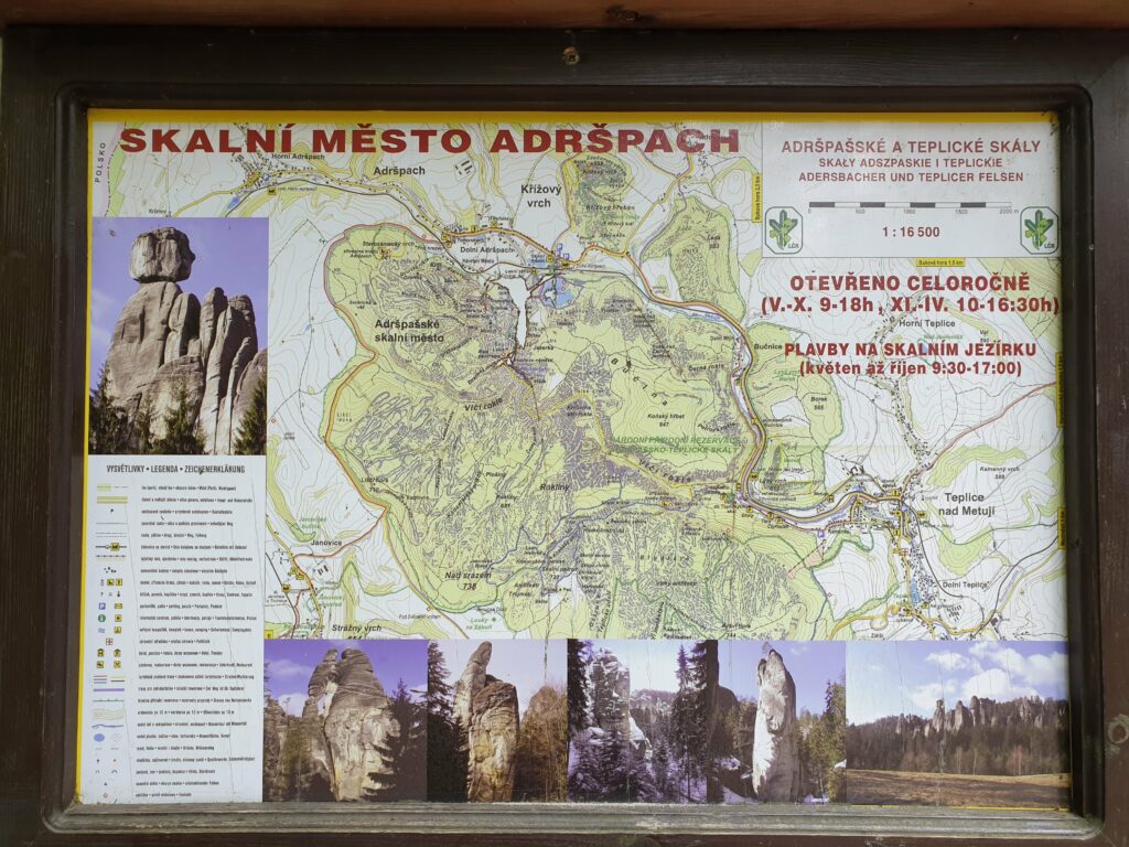 Poglądowa mapa z zaznaczoną na zielono główną trasą zwiedzania i ścieżkami w Skalnym Mieście Adršpach.