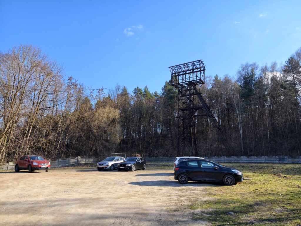 Darmowy parking i budynek Muzealnej Izby Górnictwa Kruszcowego w Miedziance, gdzie rozpoczyna się szlak na szczyt.