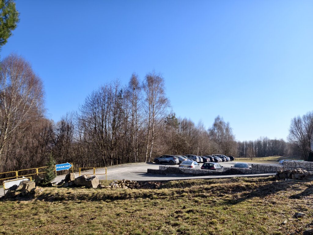 Samochody zaparkowane na płatnym parkingu tuż przy wejściu do Świętokrzyskiego Parku Narodowego w Nowej Słupi.
