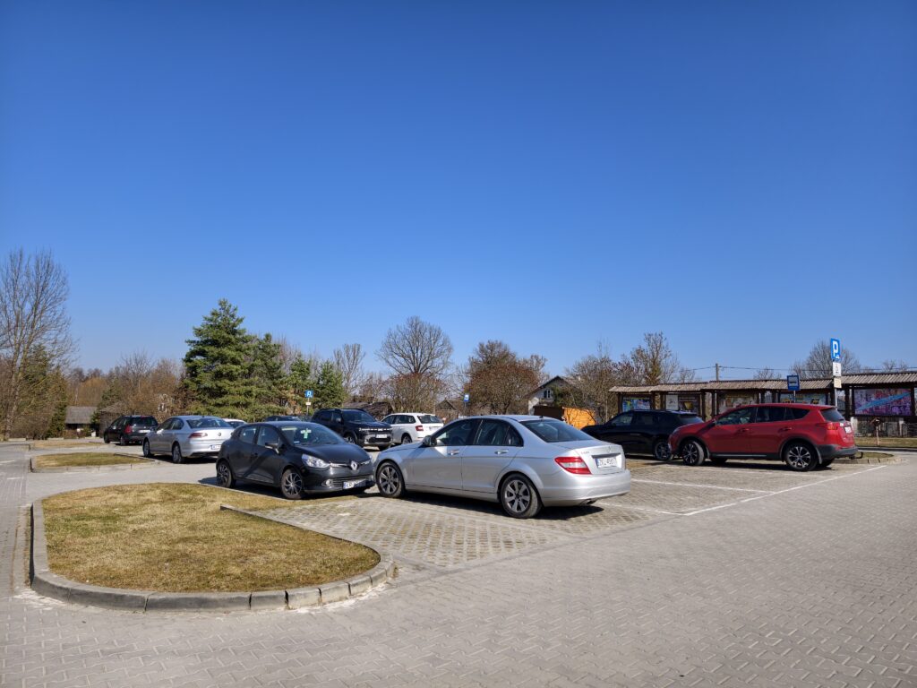 Duży, bezpłatny parking dla samochodów osobowych i autokarów bezpośrednio przy Zamku Krzyżtopór w Ujeździe.