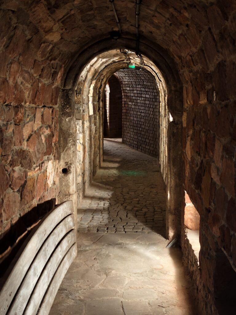 Korytarze na niższej kondygnacji zabytkowych piwnic w opatowskich podziemiach.