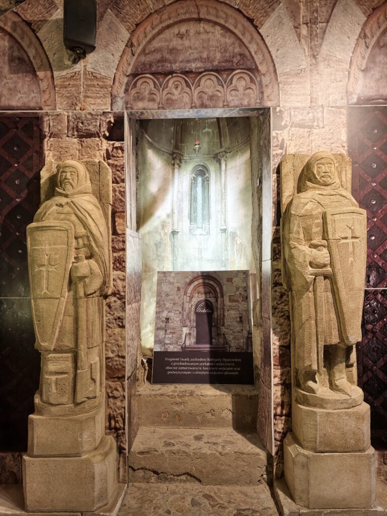 Przestronna sala w podziemiach Opatowa z ekspozycją historyczną dotyczącą dawnego handlu.