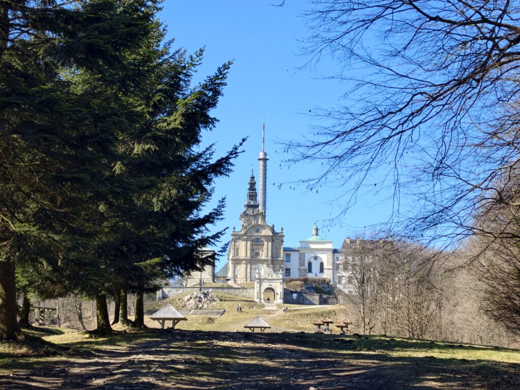 Front zabytkowego klasztoru i Sanktuarium Relikwii Drzewa Krzyża Świętego na szczycie góry.