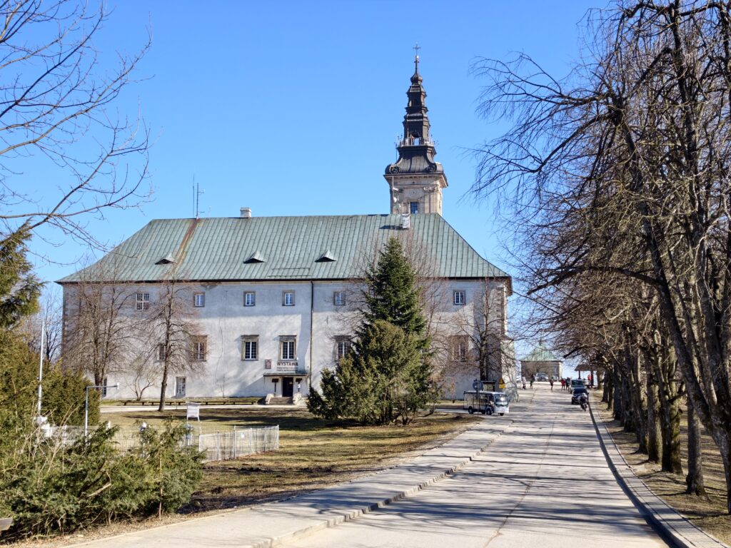 Zabytkowe zabudowania i dziedziniec Sanktuarium Relikwii Drzewa Krzyża Świętego na szczycie Łysej Góry w Górach Świętokrzyskich.