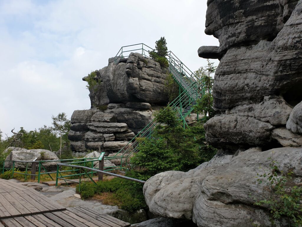 Zabytkowe kamienne schody prowadzące pod górę na szczyt Szczelińca Wielkiego w Górach Stołowych.