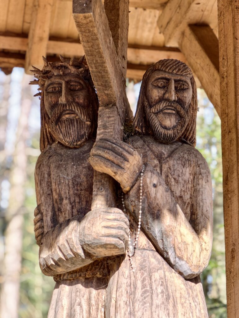 Rzeźbiona w drewnie stacja Drogi Krzyżowej przy niebieskim szlaku z Nowej Słupi na Święty Krzyż.