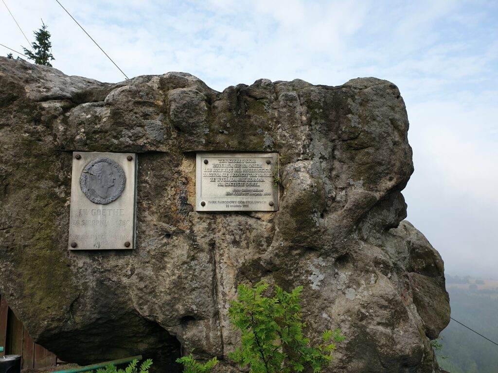 Dwie pamiątkowe tablice (Goethego i Adamsa) umieszczone na monumentalnej skale na szczycie Szczelińca Wielkiego.