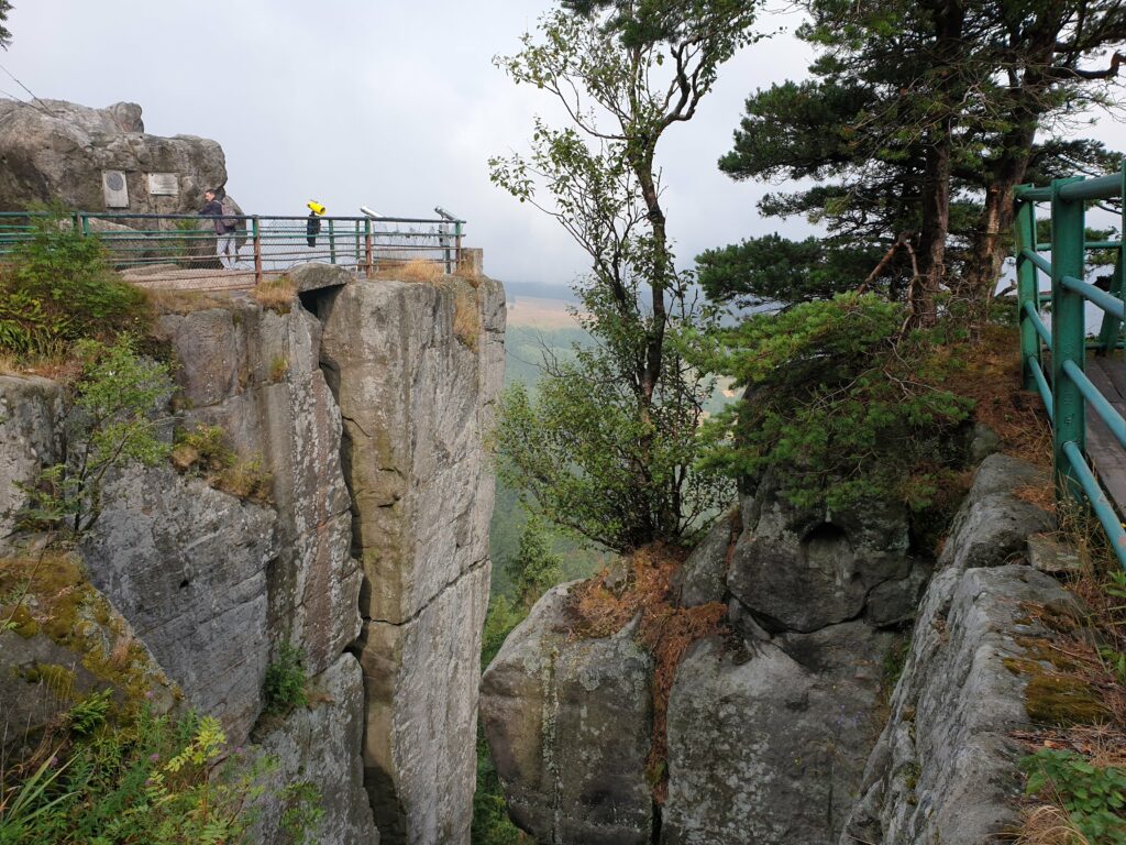 Taras widokowy zawieszony na krawędzi skalnej przy Schronisku PTTK na Szczelińcu Wielkim w Górach Stołowych.