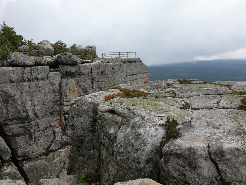 Panorama Gór Stołowych i Karkonoszy z tarasu widokowego przy Schronisku PTTK na Szczelińcu Wielkim.