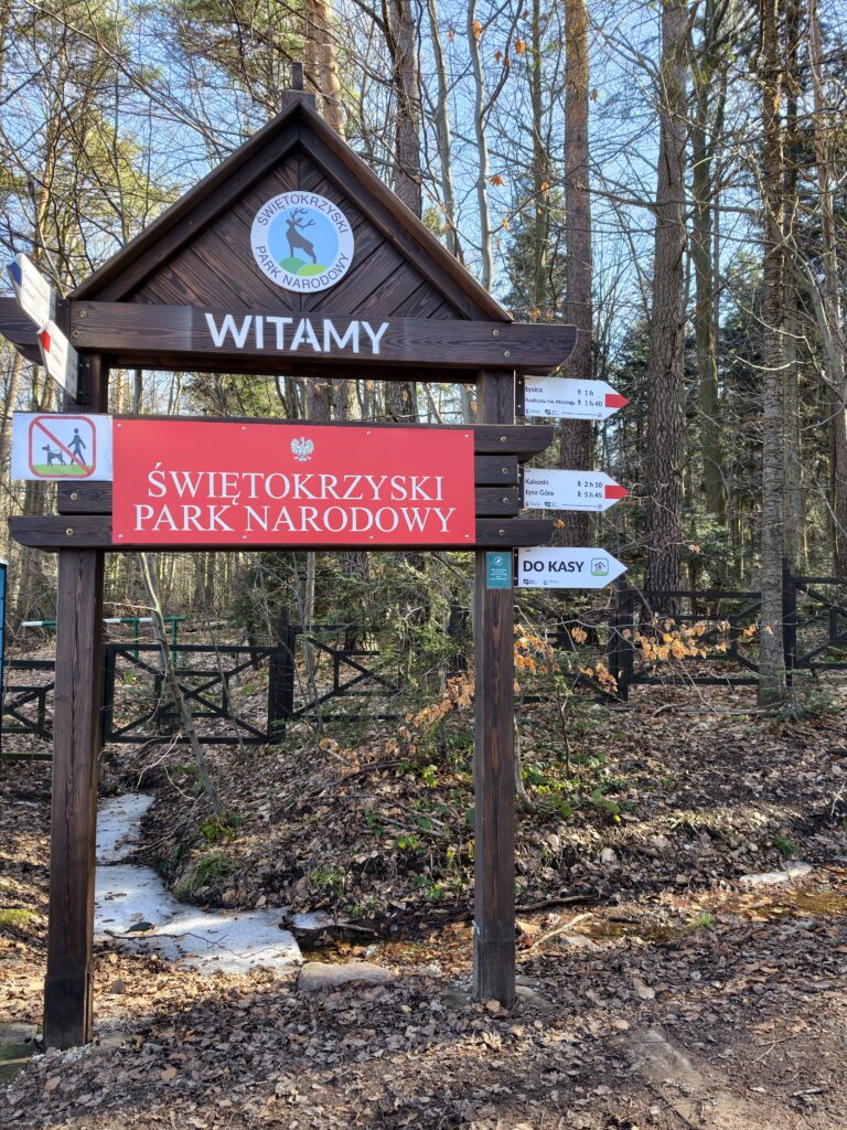 Czerwony szlak na Łysicę ze Świętej Katarzyny – drewniana brama i początek trasy w Świętokrzyskim Parku Narodowym.