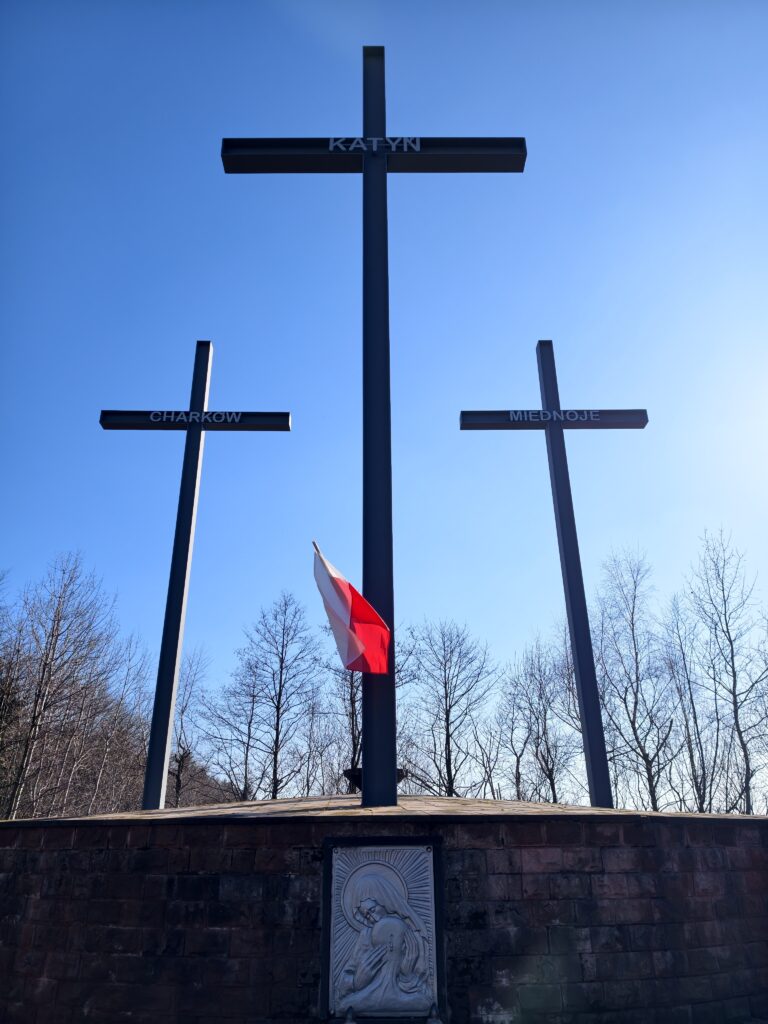 Pomnik z trzema krzyżami na Przełęczy Huckiej w Hucie Szklanej, znajdujący się tuż przed wejściem na czerwony szlak prowadzący na Łysą Górę