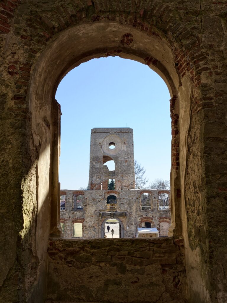 Widok przez kamienne obramowanie okna Zamku Krzyżtopór na wejscie