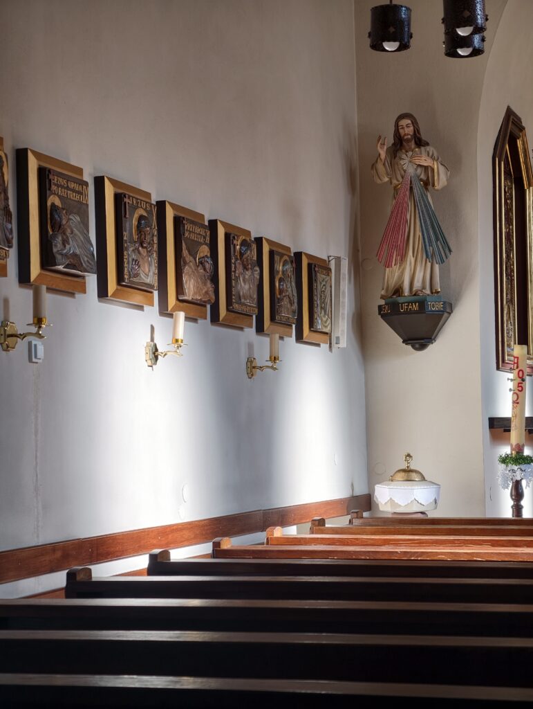 Zabytkowe wnętrze kościoła w Klasztorze Bernardynek w Świętej Katarzynie.